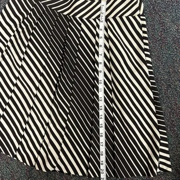 The Limited Black White Striped Pleated Skirt Size Small A-Line Lined - Picture 3 of 7